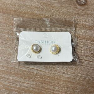 NEW Gold and White Fashion Jewelry Earrings
